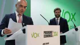 El vicepresidente de Acción Política de Vox, Jorge Buxadé (i) y su portavoz en el Congreso, Iván Espinosa de los Monteros (d) presentan el programa económico del partido.