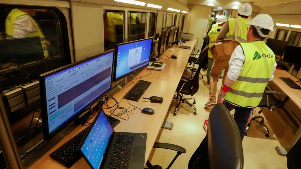 Varios trabajadores en el interior del tren laboratorio de Adif