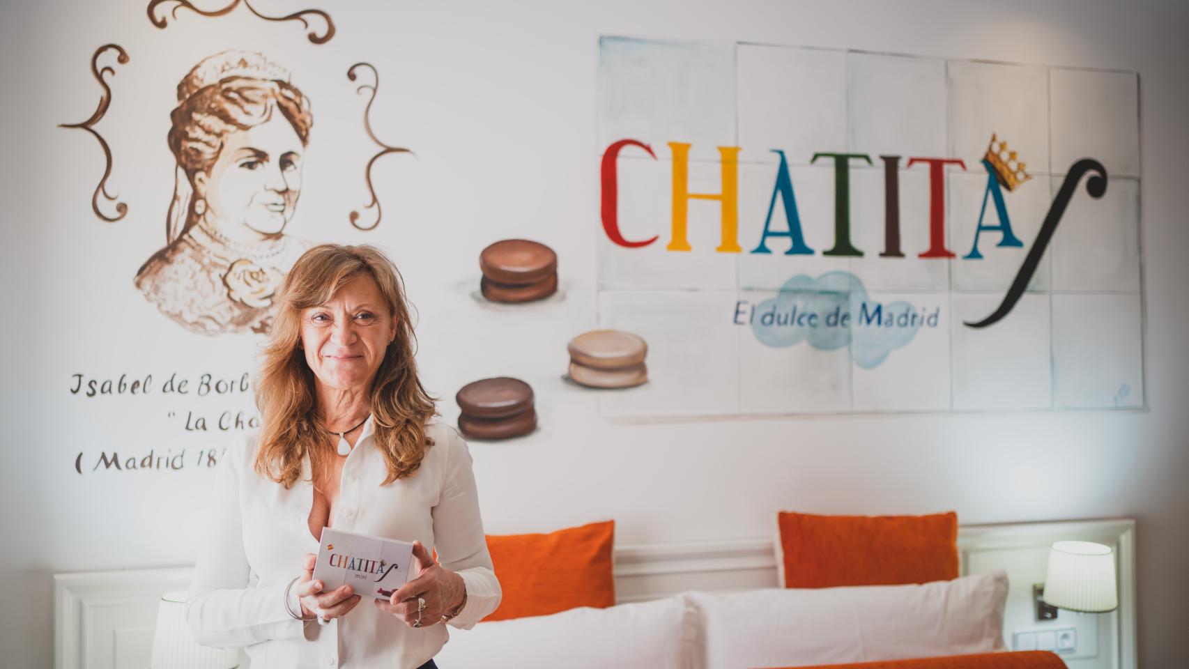 Isabel Martínez, propietaria de Las Chatitas, muestra su caja en la habitación dedicada a estos bizcochitos del Hotel Mayorazgo.