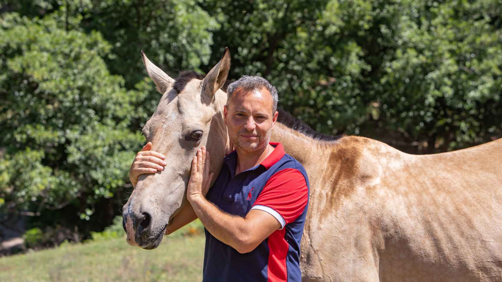 Javier Díaz tiene el único criadero de caballos de oro y plata
