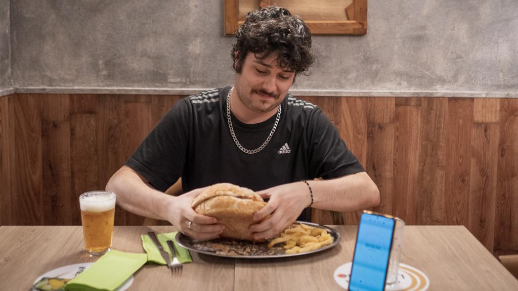 El reportero, iniciando el reto de comer las bifana de 1.200 gramos en menos de siete minutos.