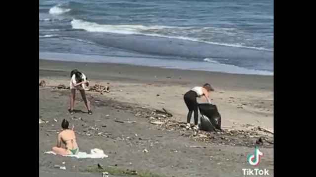 La 'influencer' pillada limpiando la playa.