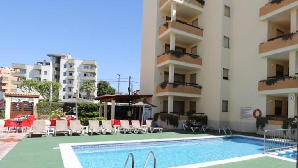 Imagen de archivo de un complejo de apartamentos con piscina en Ibiza