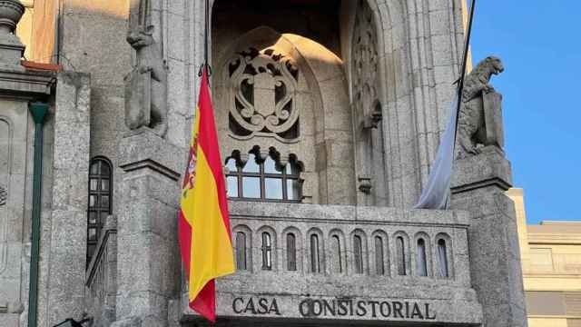 Banderas a media asta y con ribete negro en el Ayuntamiento de O Porriño (Pontevedra) después de que el niño haya fallecido.