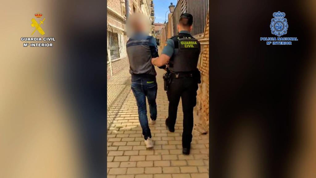 Uno de los detenidos en la operación.