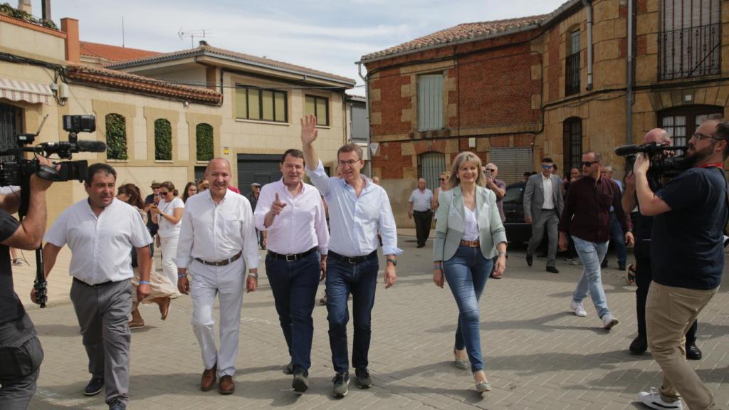 Feijóo, arropado por Mañueco, en su visita a Corrales del Vino