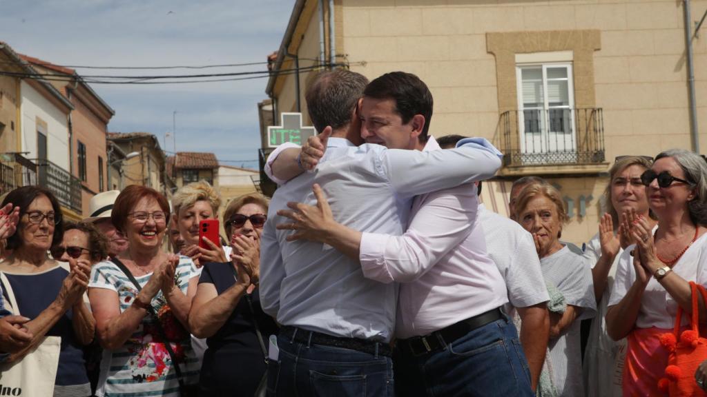Feijóo y Mañueco se funden en un abrazo en Corrales del Vino