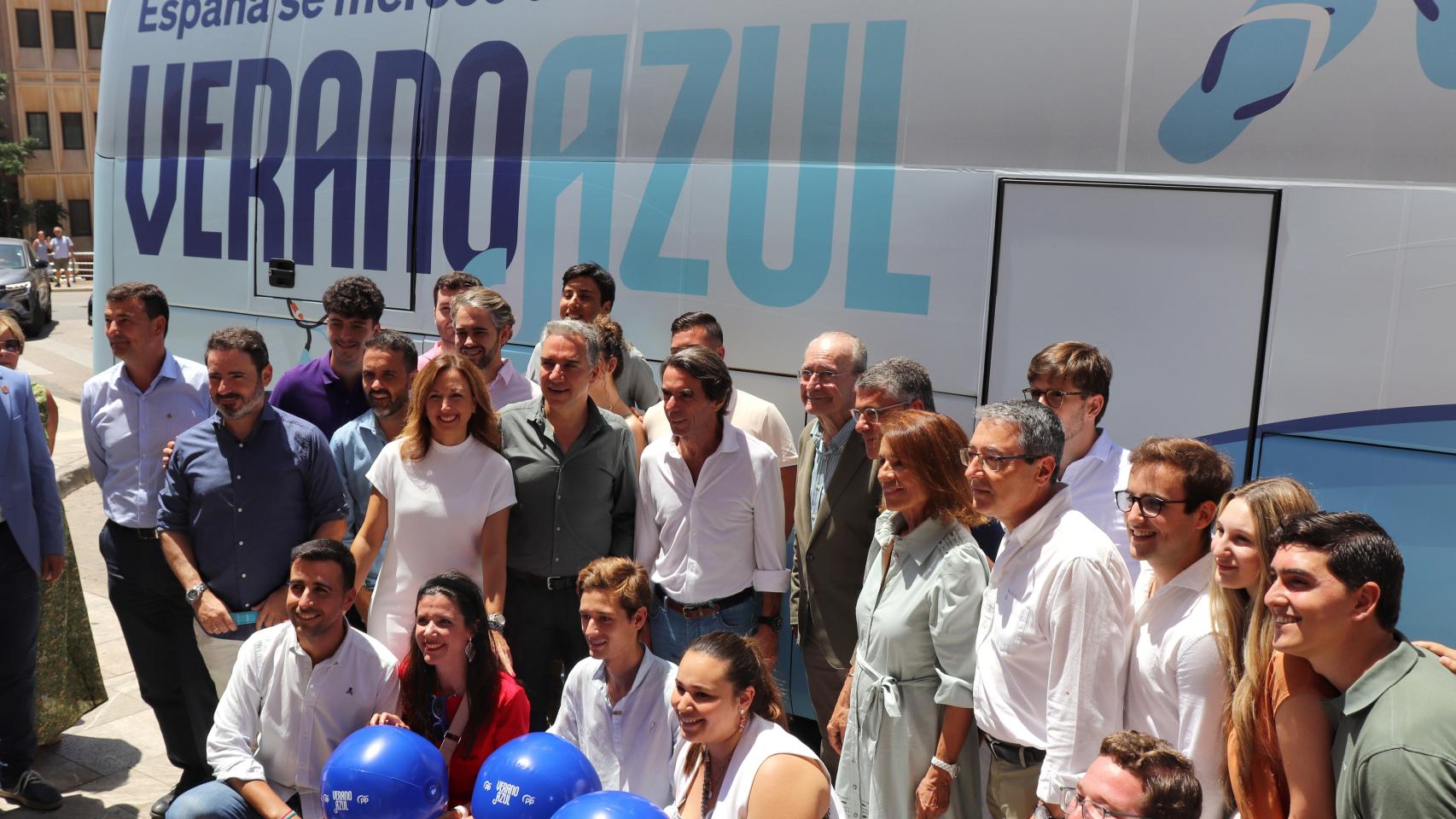 Varios dirigentes del PP junto al autobús de campaña en Málaga.