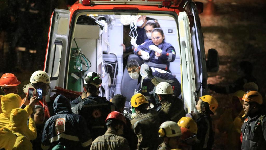 Los equipos de rescate llevan a una persona herida encontrada entre los escombros después del derrumbe del edificio en el estado de Recife Pernambuco , Brasil.