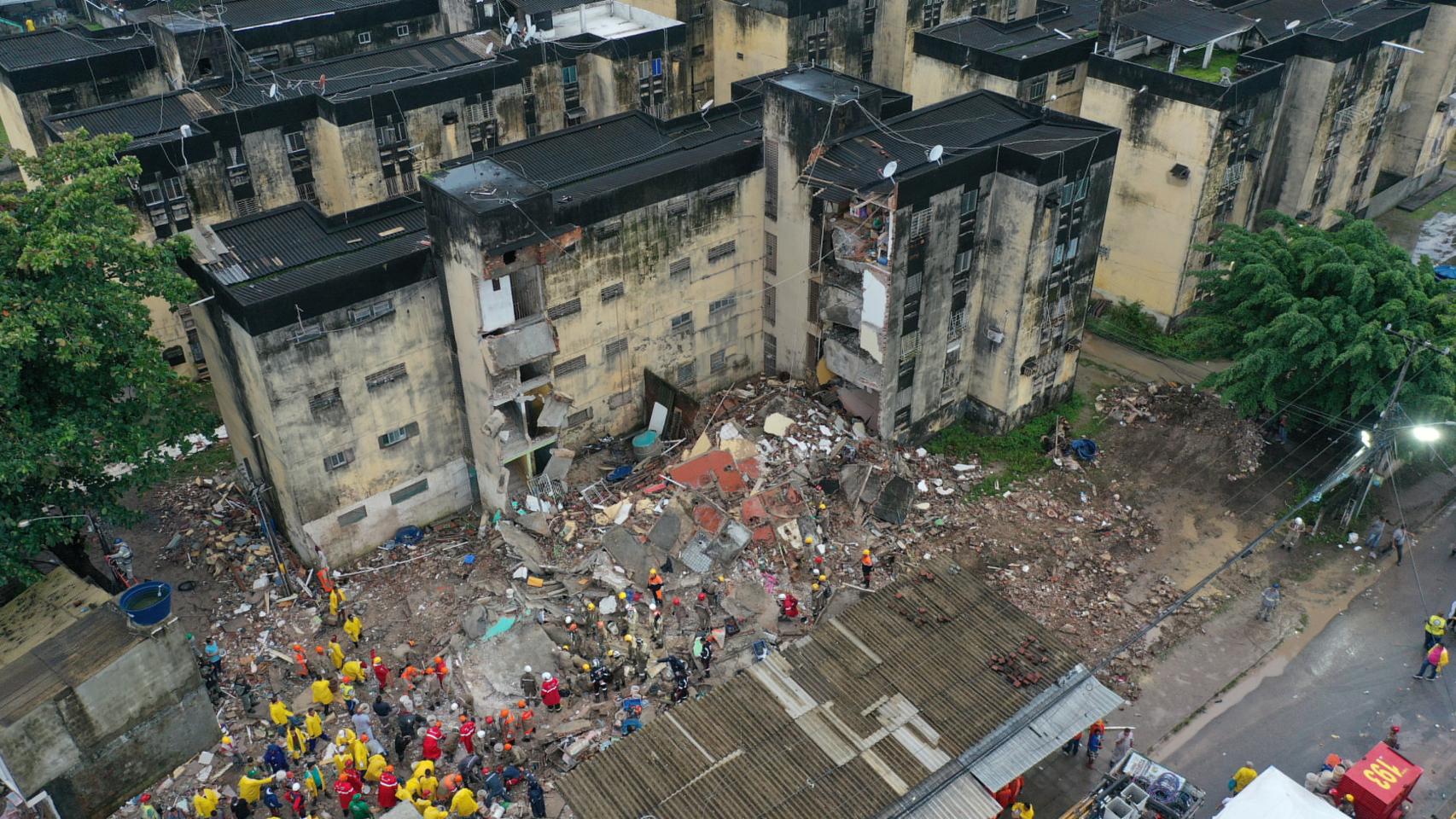 Los equipos de rescate buscan víctimas entre los escombros del derrumbe de un edificio en Recife.