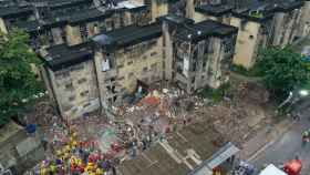 Los equipos de rescate buscan víctimas entre los escombros del derrumbe de un edificio en Recife.