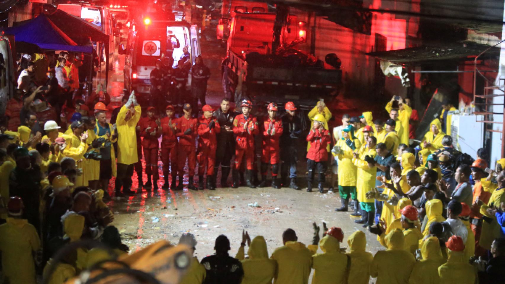 Los rescatistas se reúnen después del trabajo de rescate en un edificio colapsado en Recife.