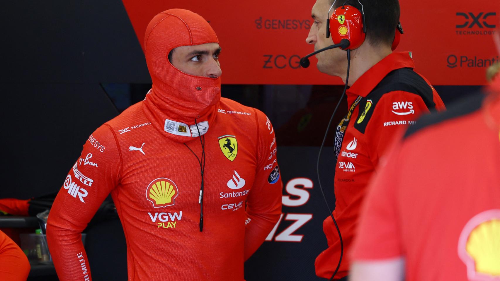 Carlos Sainz dialoga con un integrante del staff de Ferrari.