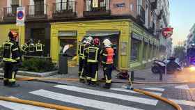 Bomberos sofocando las llamas en el restaurante madrileño.