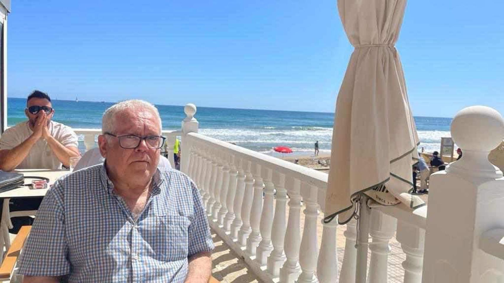 El hombre desaparecido y a la derecha, un dron de la Policía Nacional en imagen de archivo.