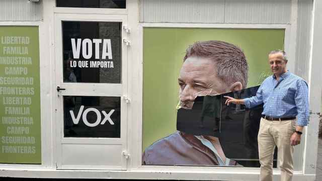 El diputado de Vox por Valladolid, Pablo Sáez, frente a la caseta de campaña de la formación, este sábado.