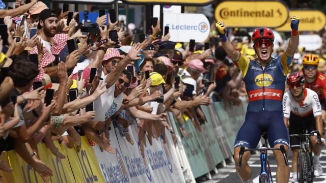 Pedersen celebra la victoria en la octava etapa del Tour de Francia.