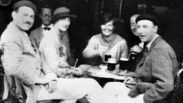 San Fermín, 1925.  Hemingway (a la izquierda) posa  en la Plaza del Castillo junto al editor Harold Loeb, Duff Twysden (con sombrero), que inspiró el personaje de Lady Brett en 'Fiesta', su primera esposa Hadley Richardson,  el escritor y cineasta Donald Ogden Stewart y el millonario escocés Patrick Stirling Guthrie