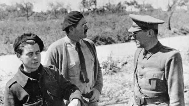 Madrid, 1937. Hemingway con el documentalista Joris Ivens y el escritor alemán Ludwig Renn, miembro de las Brigadas Internacionales, cerca del frente en 1937.