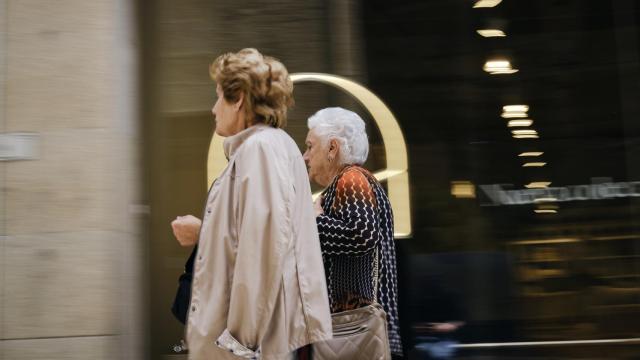 Dos señoras conversan mientras caminan por una de las calles de la ciudad.