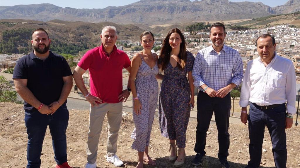 La candidata número uno del PSOE al Congreso por Málaga, Mari Nieves Ramirez, junto al parlamentario autonómico, José Luis Ruiz Espejo, y otros miembros de la lista electoral a la cámara baja en Antequera.