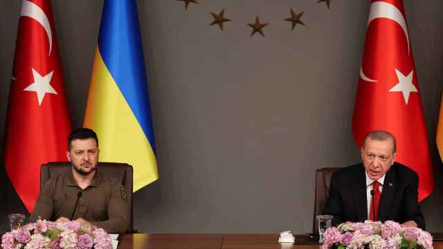El presidente de Ucrania, Volodímir Zelenski, junto al presidente de Turquía, Recep Tayyip Erdogan