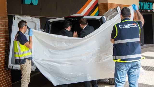 El traslado del cuerpo de la mujer asesinada la tarde de este sábado en Logroño en un presunto caso de violencia machista