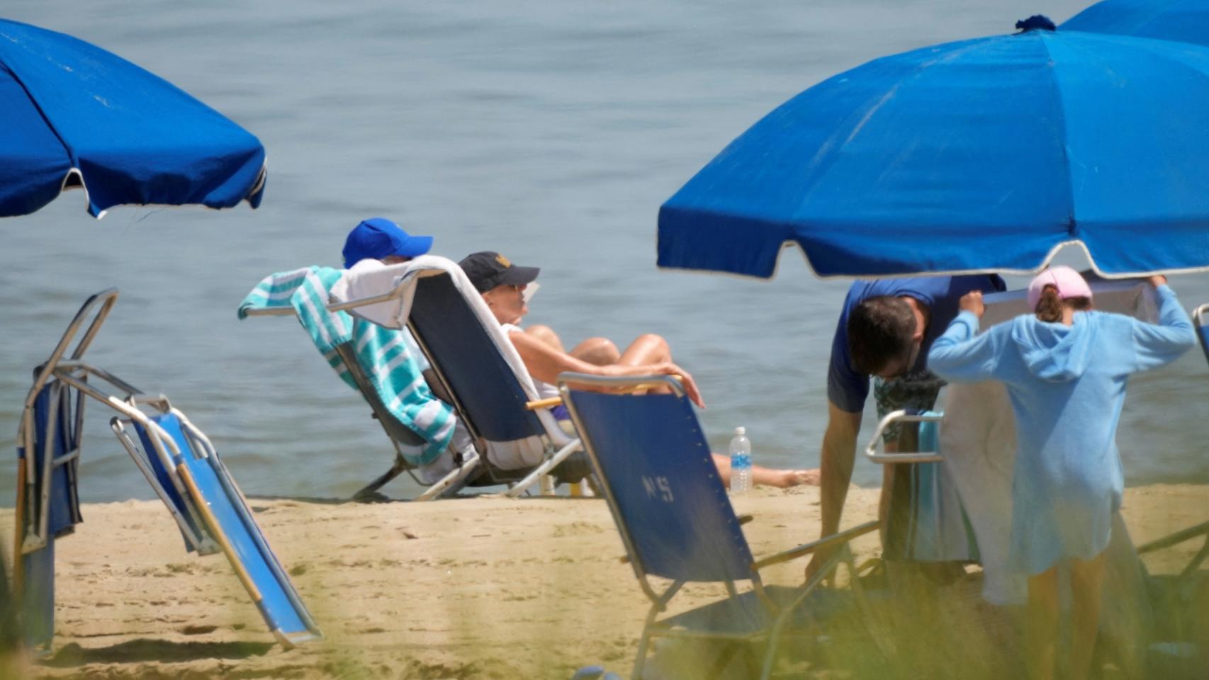 El presidente estadounidense Joe Biden y la primera dama, Jill Biden, se sientan en Rehoboth Beach cerca de su casa, Delaware.
