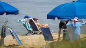 El presidente estadounidense Joe Biden y la primera dama, Jill Biden, se sientan en Rehoboth Beach cerca de su casa, Delaware.