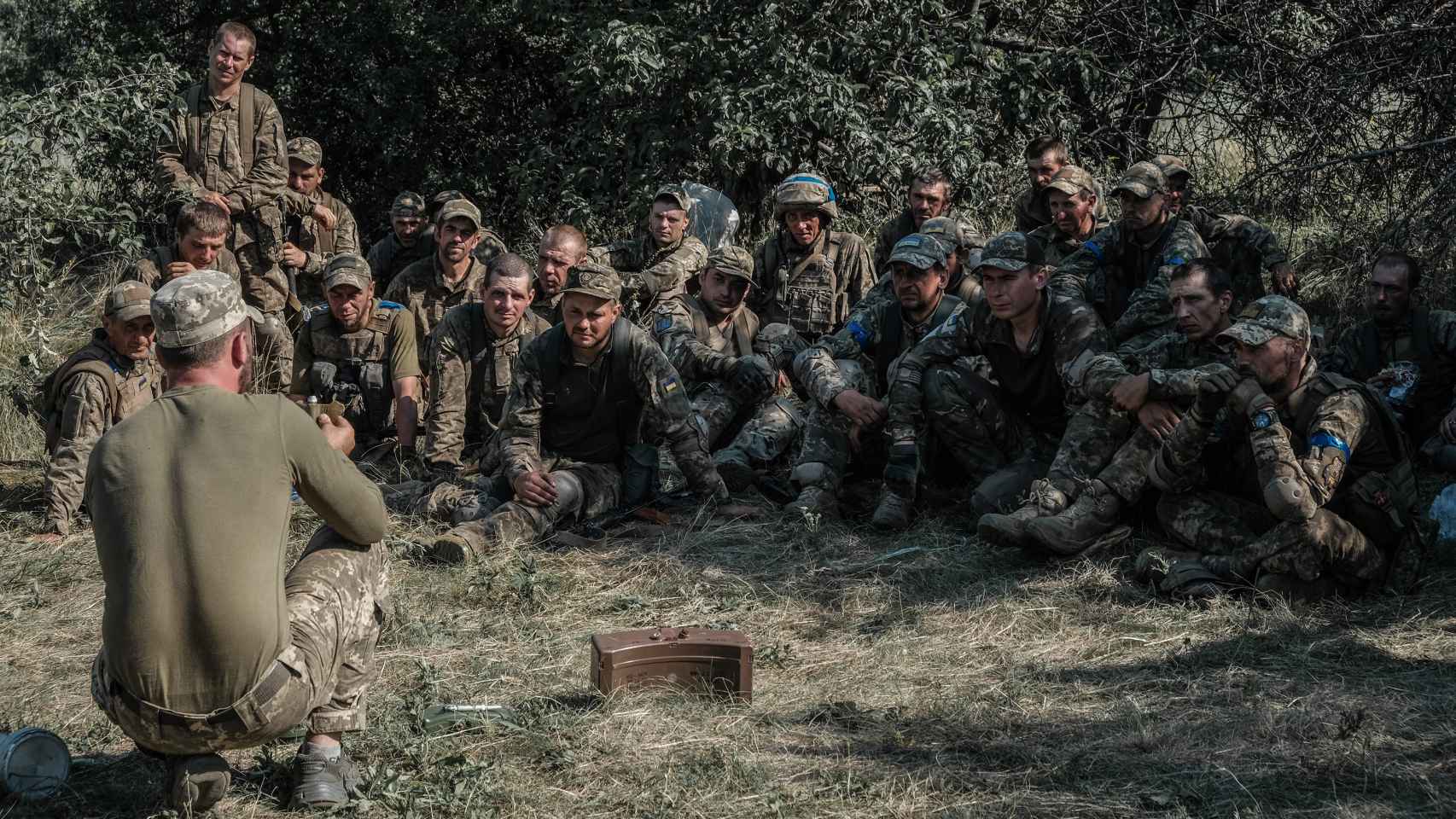 Un instructor del Ejército ucraniano enseña a desactivar minas antipersona a nuevos reclutas