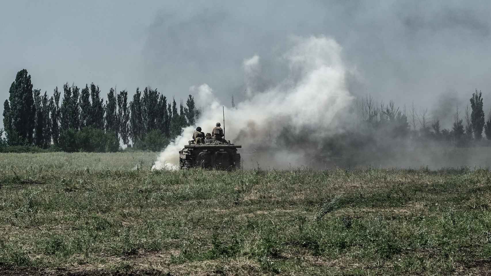 Un escuadrón de la Brigada 28 entrena tácticas de asalto a bordo de un BMP-2