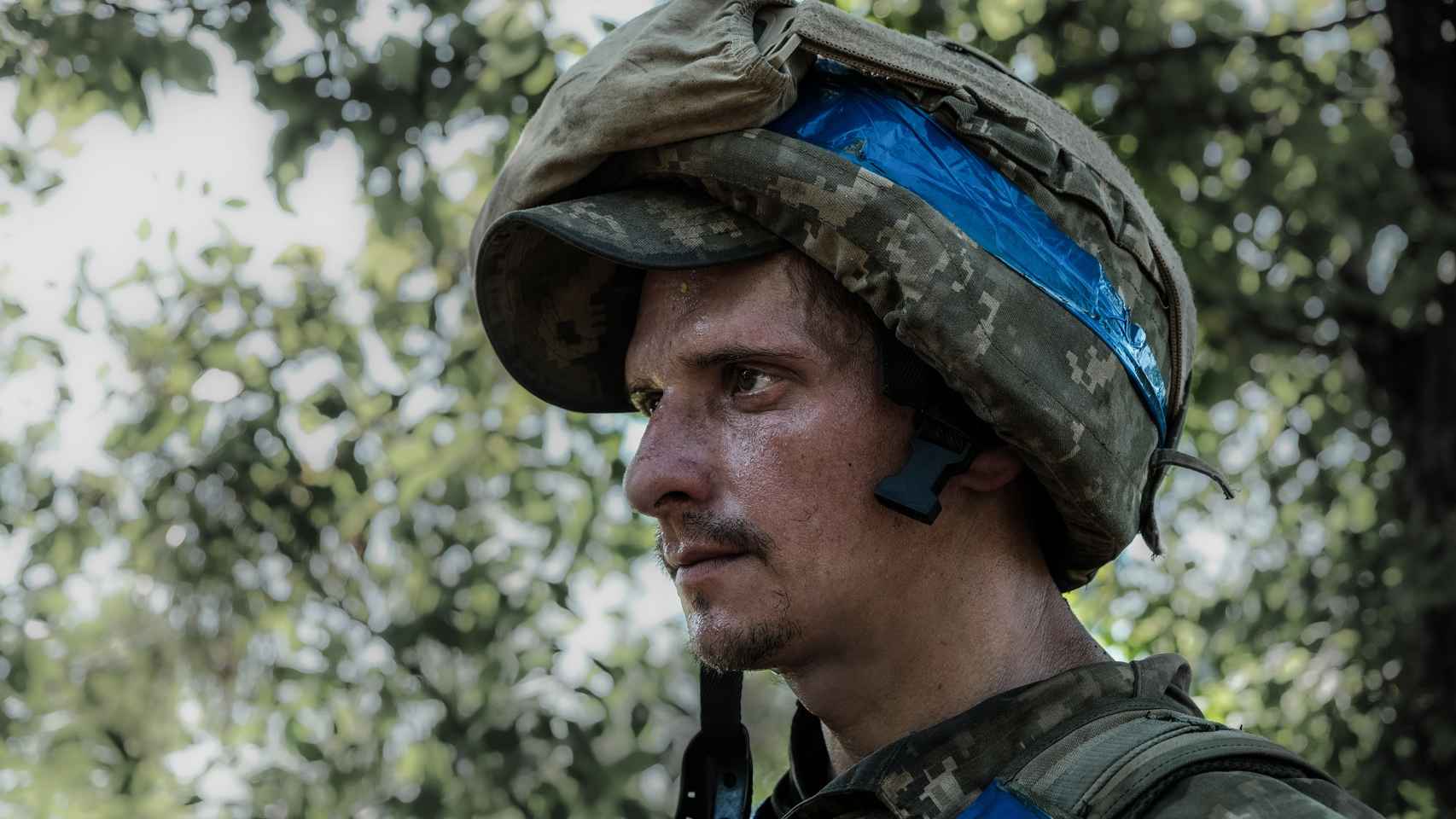 Un soldado ucraniano de la Brigada 28 escucha las indicaciones de su instructor
