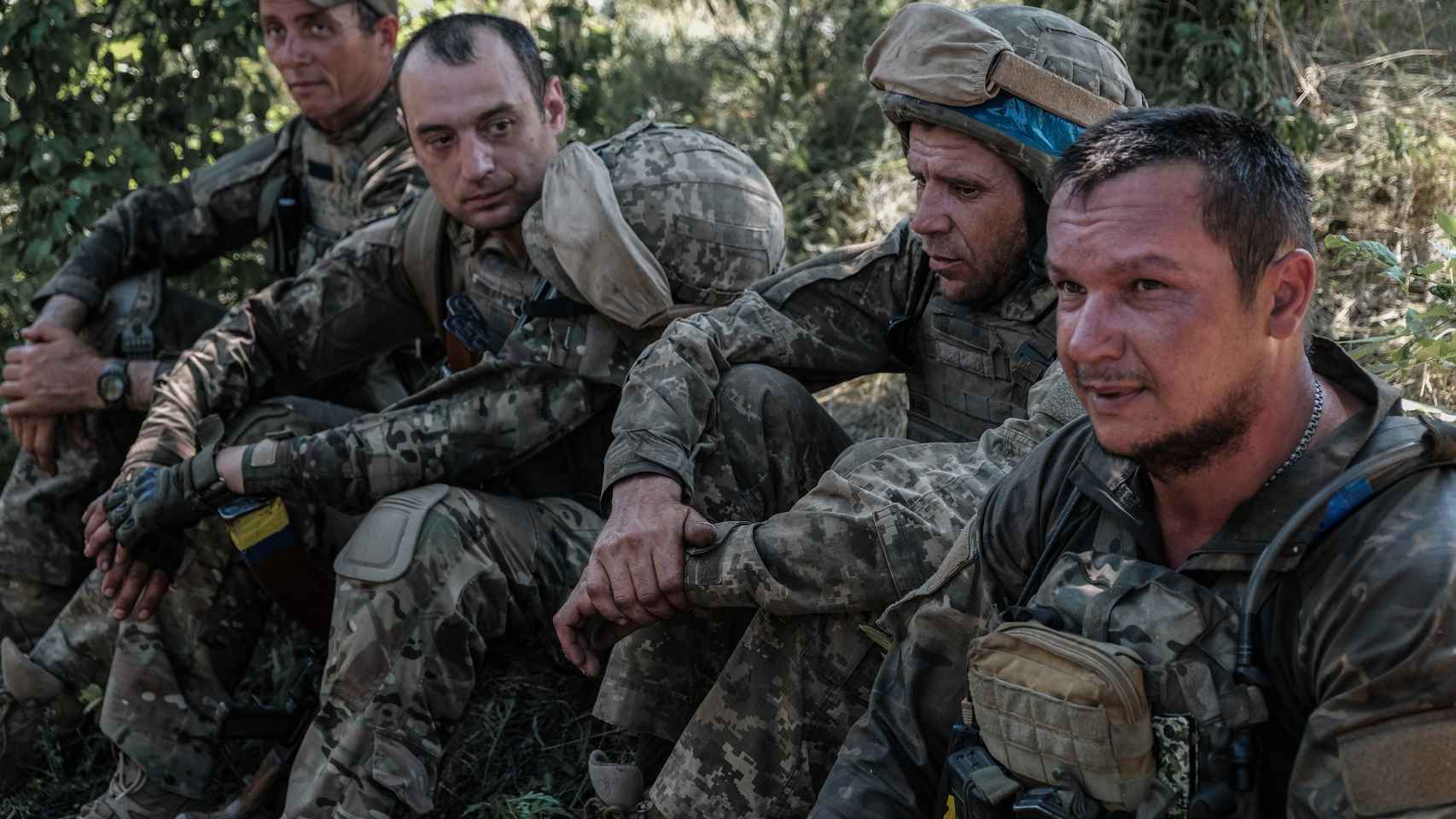 Reclutas de la Brigada 28 del Ejército de Ucrania descansan un instante en mitad de una jornada de instrucción