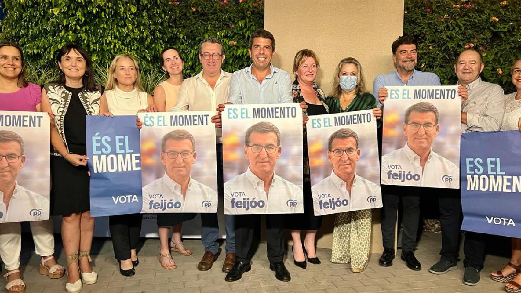 Representantes del PP en la pasada pegada de carteles.