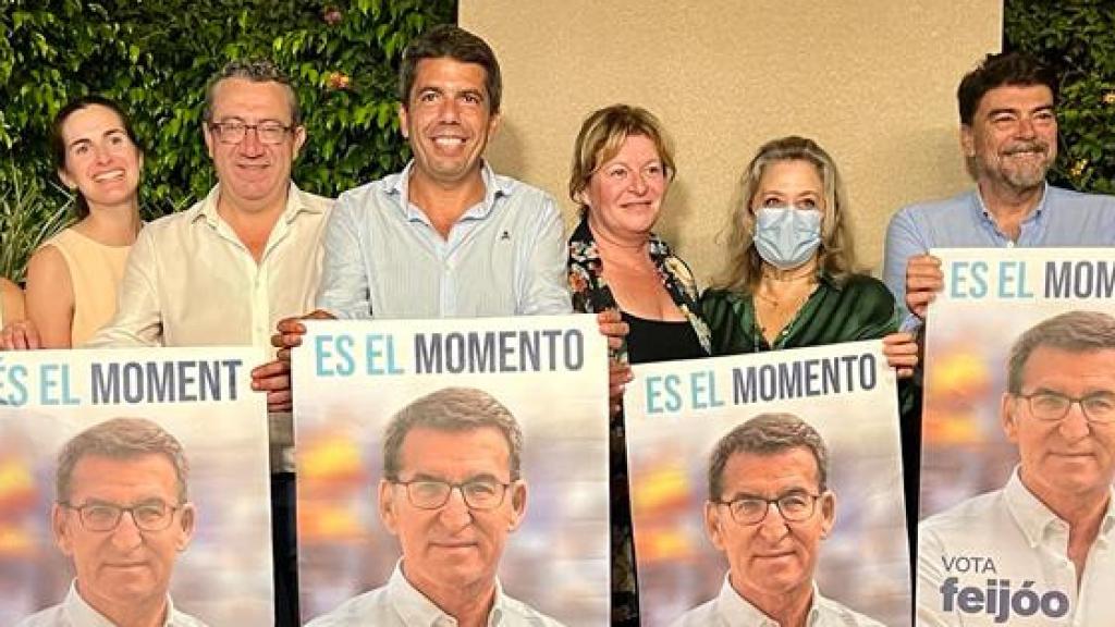 Representantes del PP en la pasada pegada de carteles.