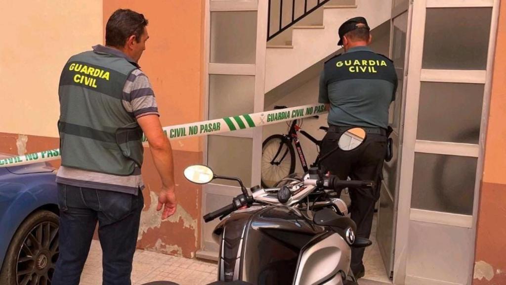 La Guardia Civil acordona la entrada de la vivienda.