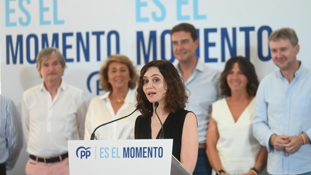 La presidenta de la Comunidad y del PP de Madrid, Isabel Díaz Ayuso, participa en un almuerzo informativo