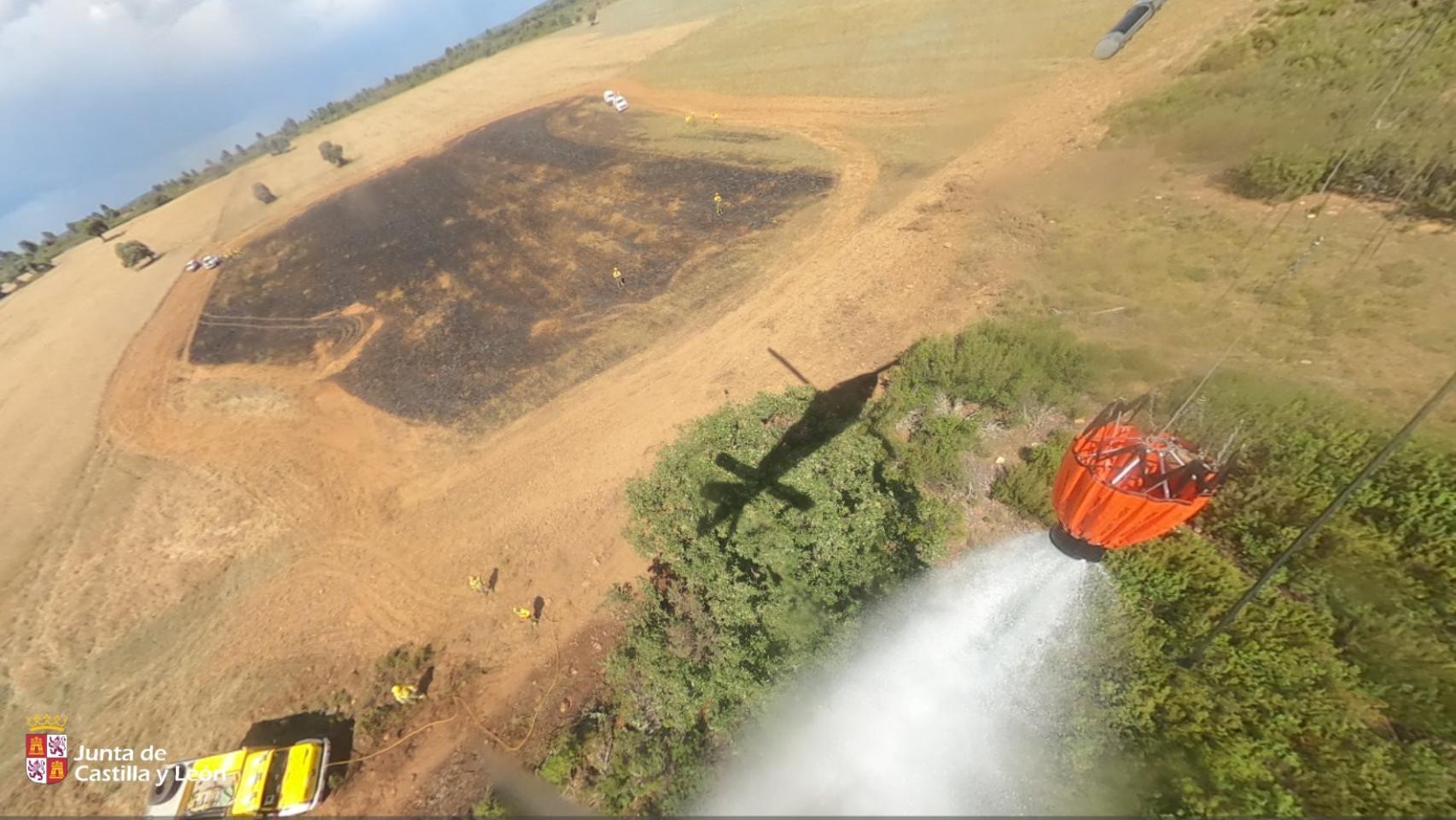 Imagen del operativo de INFOCAL trabajando sobre el terreno en el incendio de Vega de Ruiponce, este domingo.