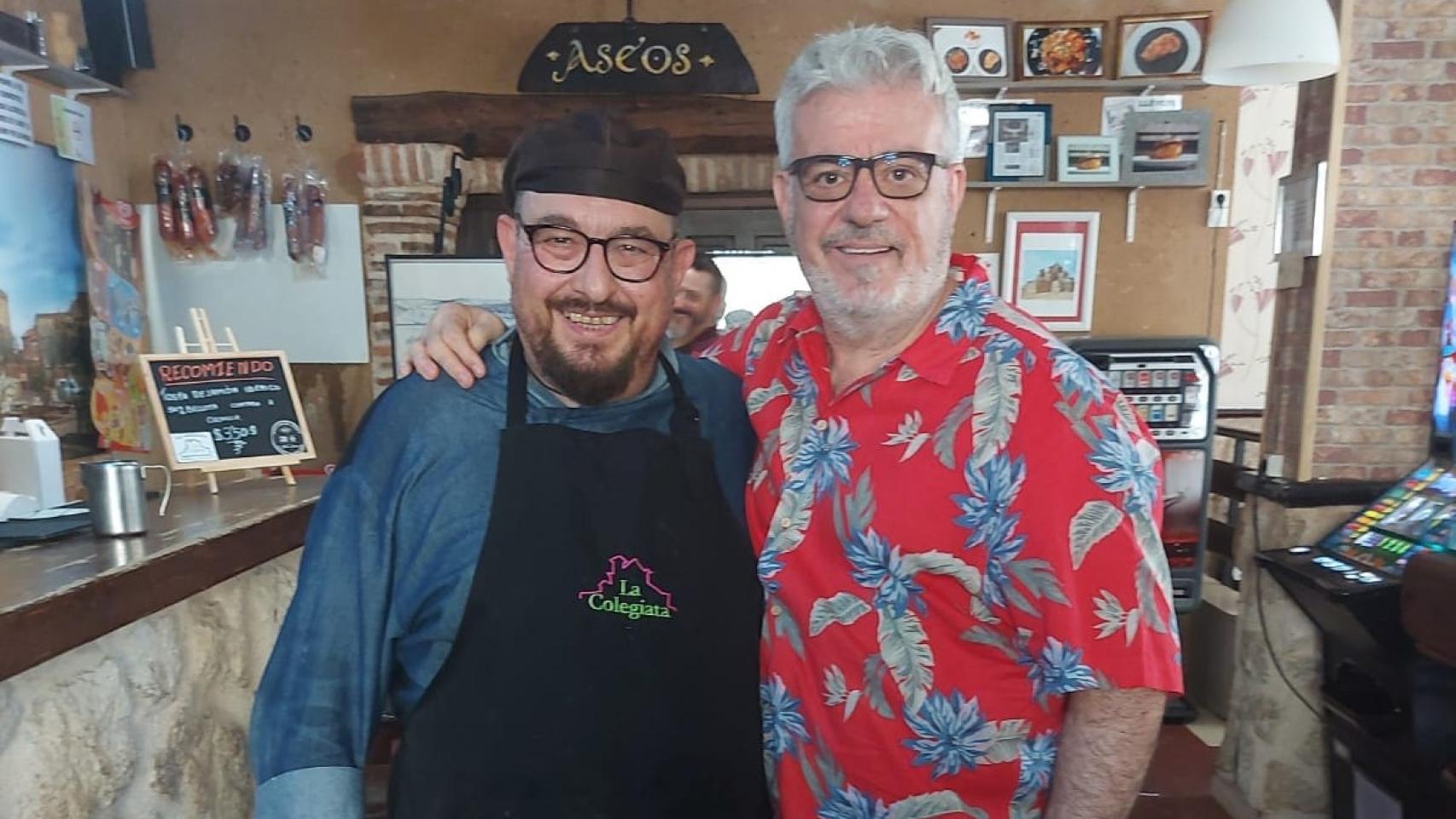 El dueño del Bar-Restaurante La Colegiata de Toro y el humorista Millán Salcedo.