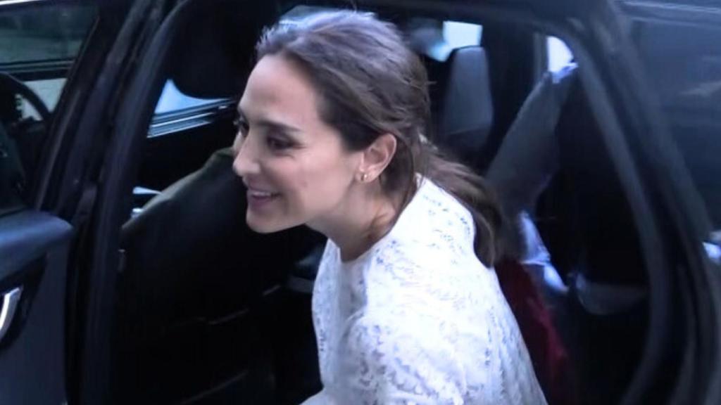 Tamara Falcó baja del coche sonriente.