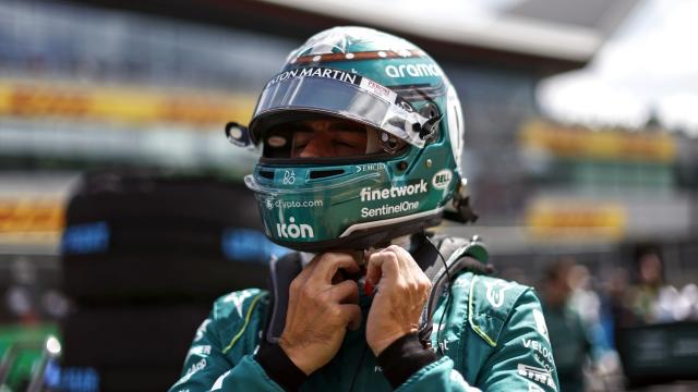 Fernando Alonso se quita el casco tras el GP de Gran Bretaña.