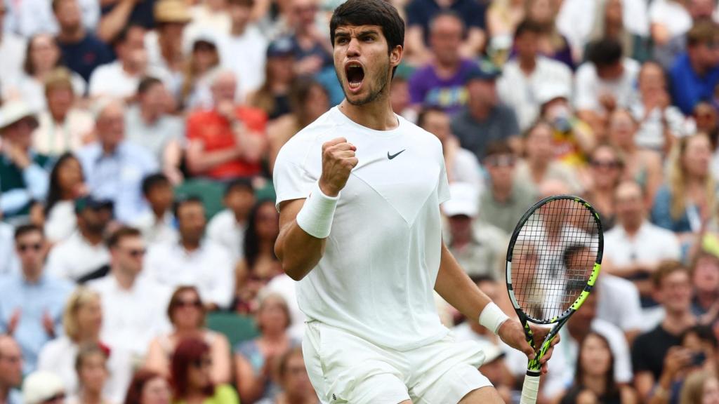 Alcaraz celebra un punto frente a Jarry en la tercera ronda de Wimbledon.