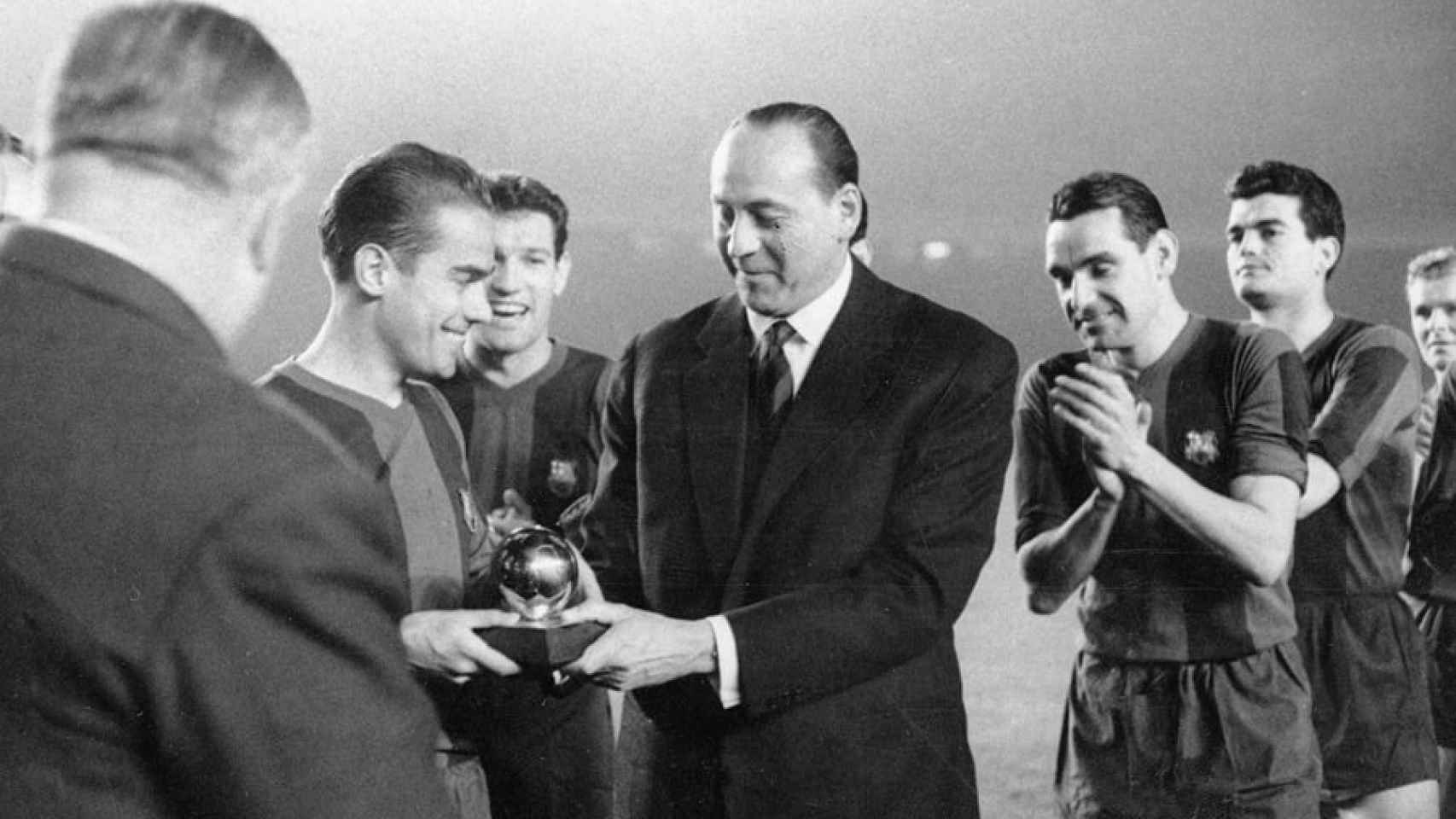 Luis Suárez Miramontes, recogiendo el Balón de Oro 1960