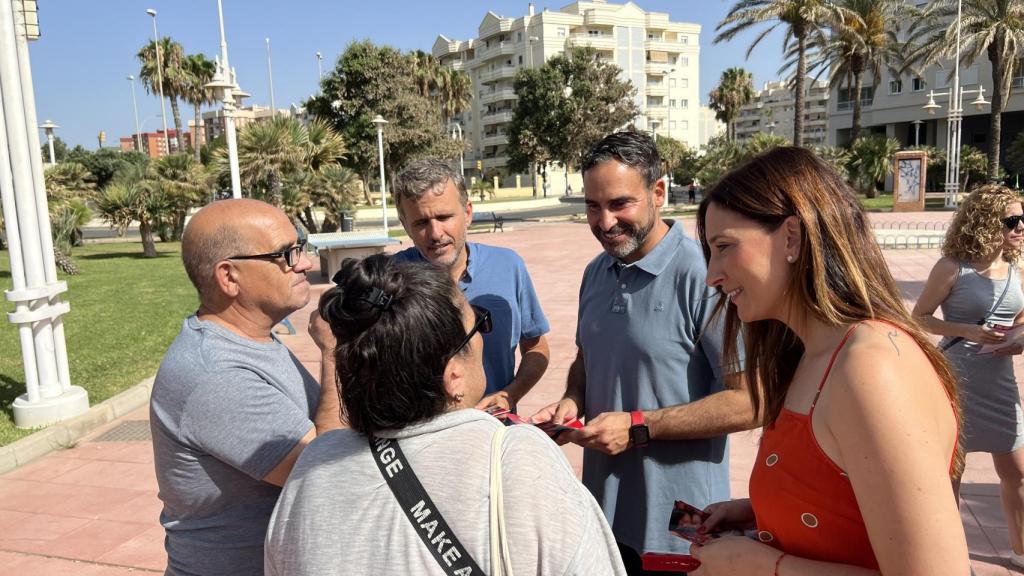 Ignacio López, Daniel Pérez y Marí Nieves Ramírez, este domingo en un reparto electoral en Málaga capital.