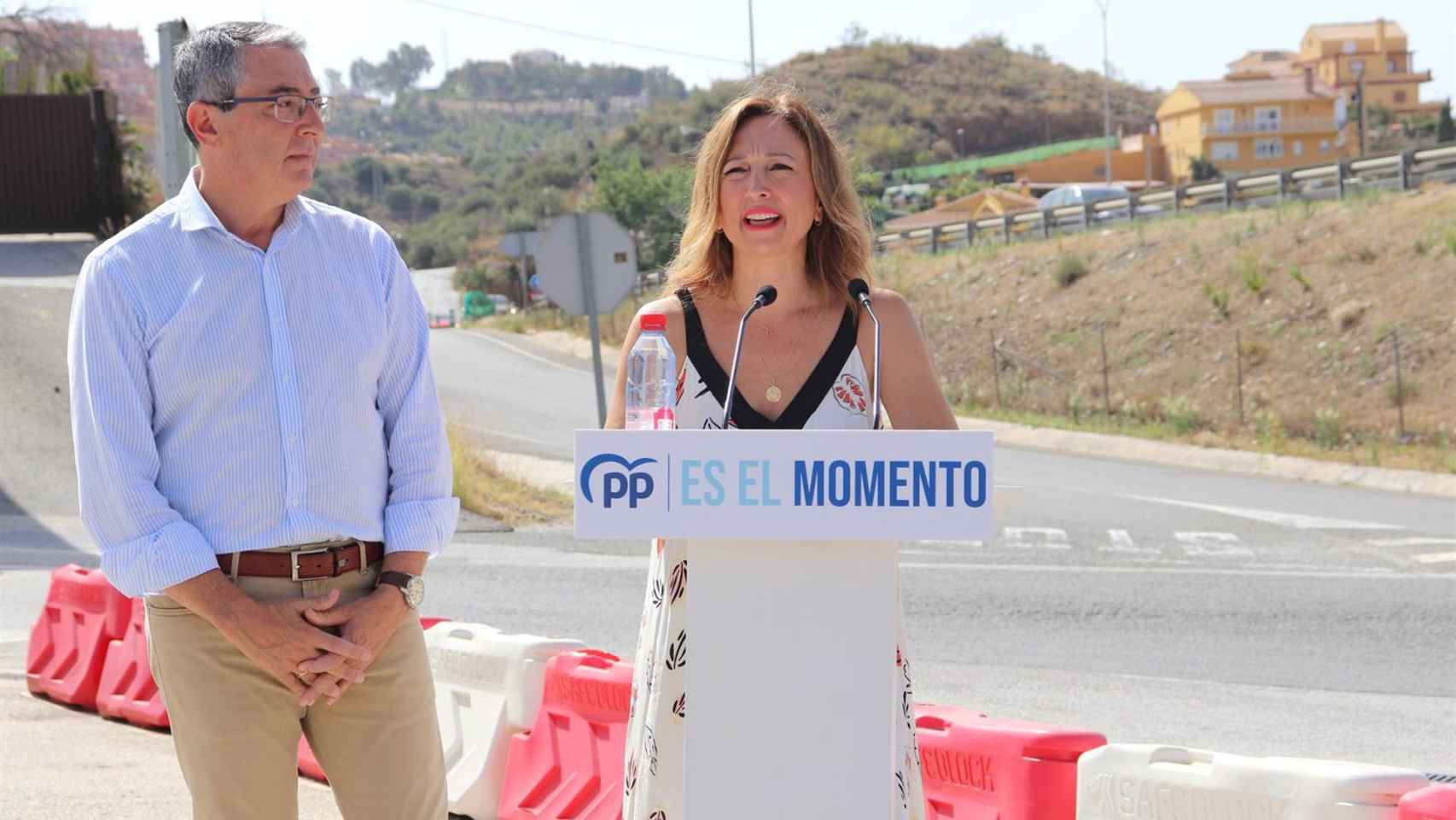 Patricia Navarro y Francisco Salado, junto a la autovía de Rincón de la Victoria.