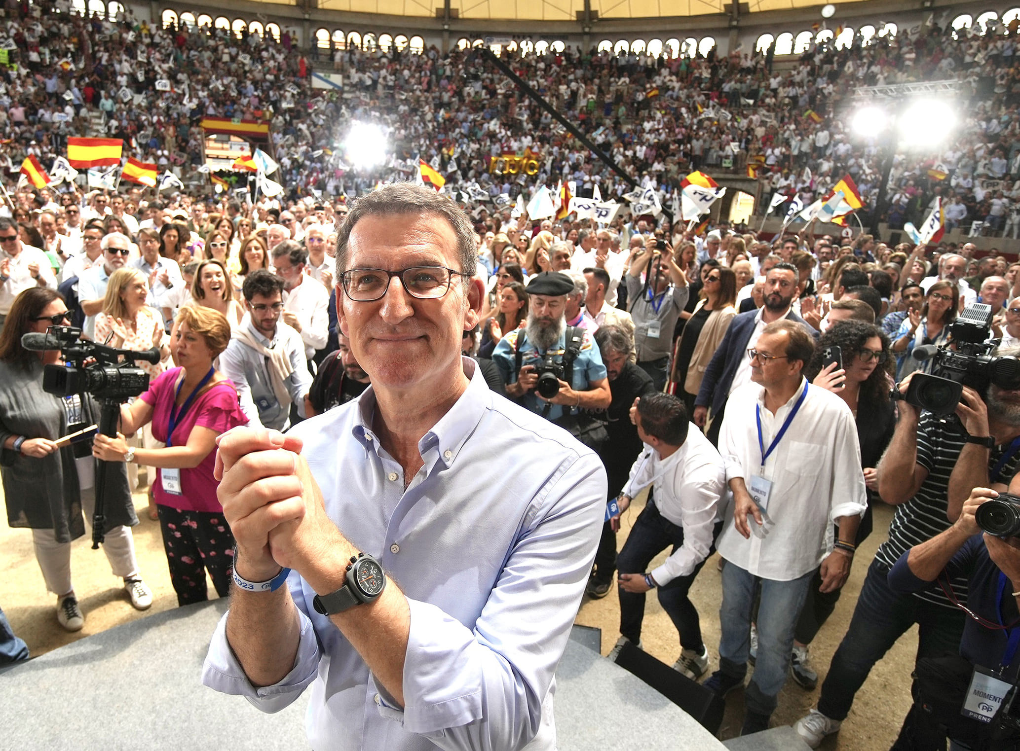 Feijóo durante el mitin en la plaza de toros de Pontevedra (PP de Galicia).