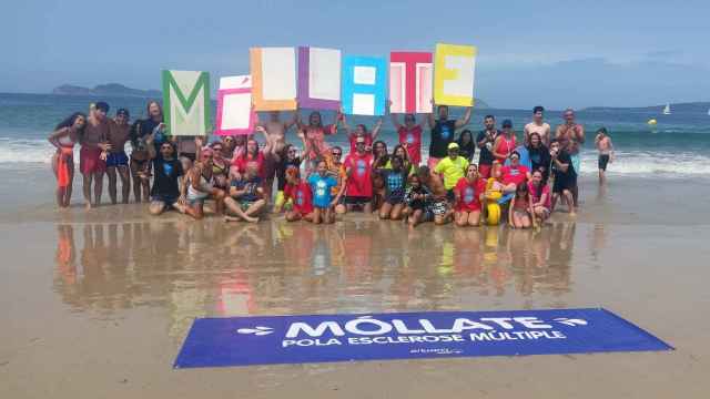 Campaña ‘Móllate’ en la playa de Samil de Vigo.