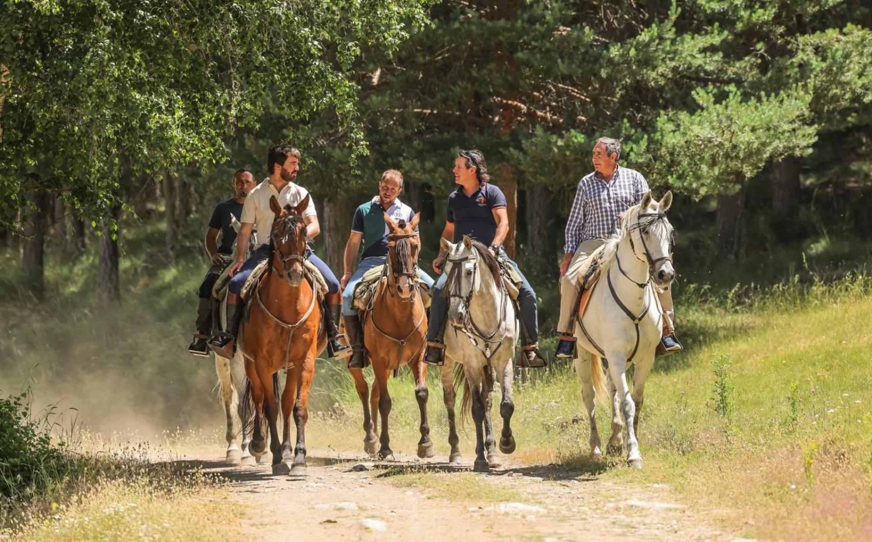 Juan García-Gallardo en la Sierra de Gredos disfrutando de un paseo a caballo con ganaderos