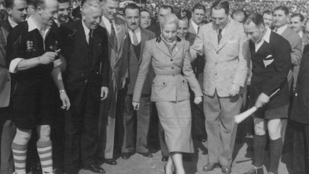 Evita y Juan Domingo Perón en un saque de honor