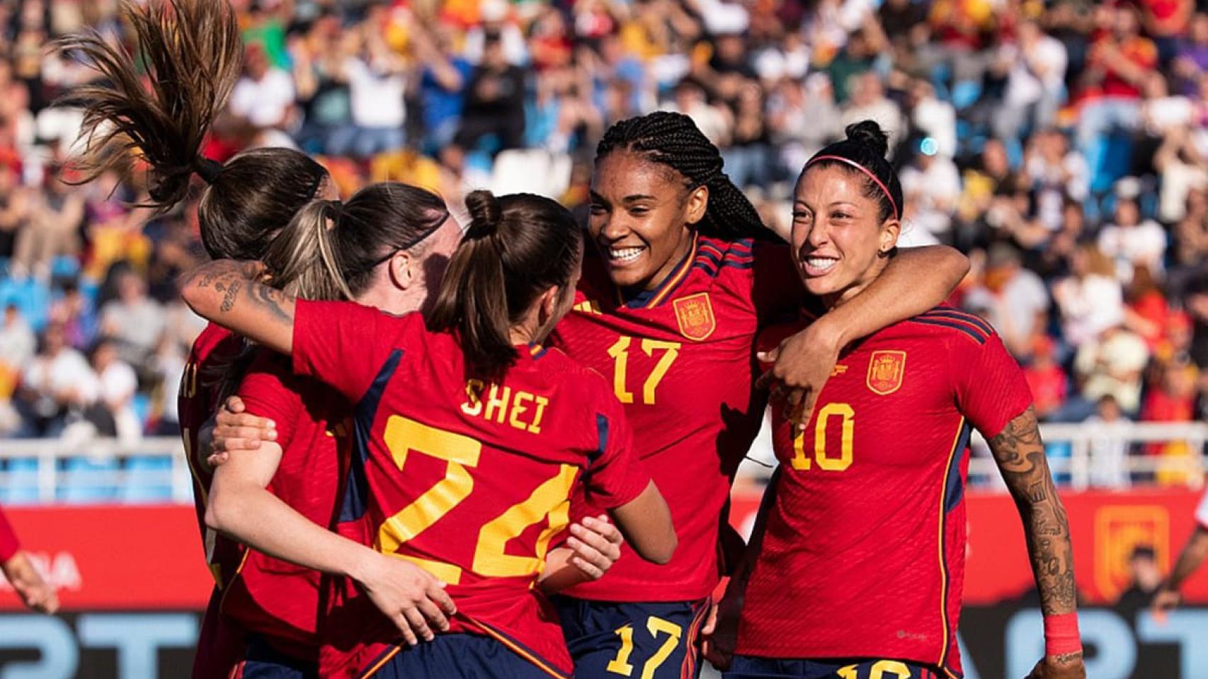 Jugadores de la selección española femenina celebrando durante un partido
